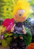 Bonequinha com caso de flores